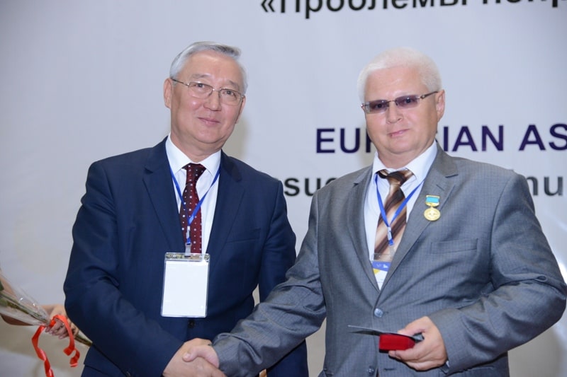 Ректору ШГПУ вручили медаль «За вклад в развитие университета»