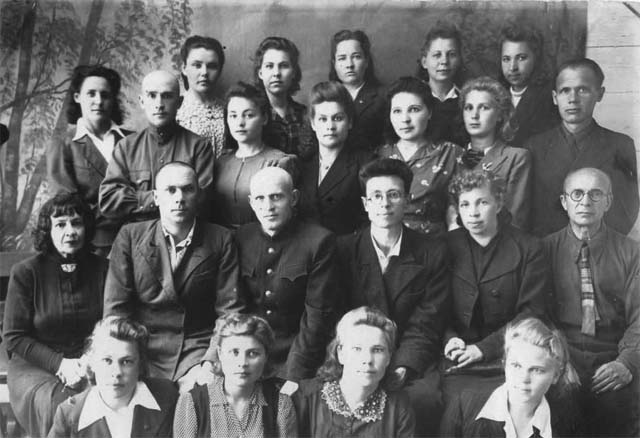 1947 год. На фотографии студенты 3 курса литфака (3-й выпуск 1948 г.) и преподаватели.