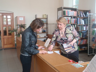  Читальный зал библиотеки ежегодно
принимает около 200000 пользователей.
На снимке библиотекарь А.И. Баширова
ведет прием очередной читательской заявки.
2009 год.