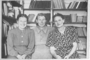 Первые работники библиотеки. Слева
направо: Надежда Семеновна Голубчикова,
Прасковья Васильевна Брюханова, Вера
Алексеевна Диденко. 1950-е годы. 