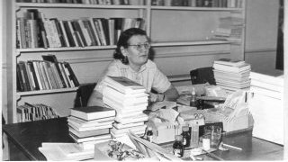 Лидия Степановна Шалькова, ведущий
специалист, впоследствии – заведующая
библиотекой. 1970-е годы. 