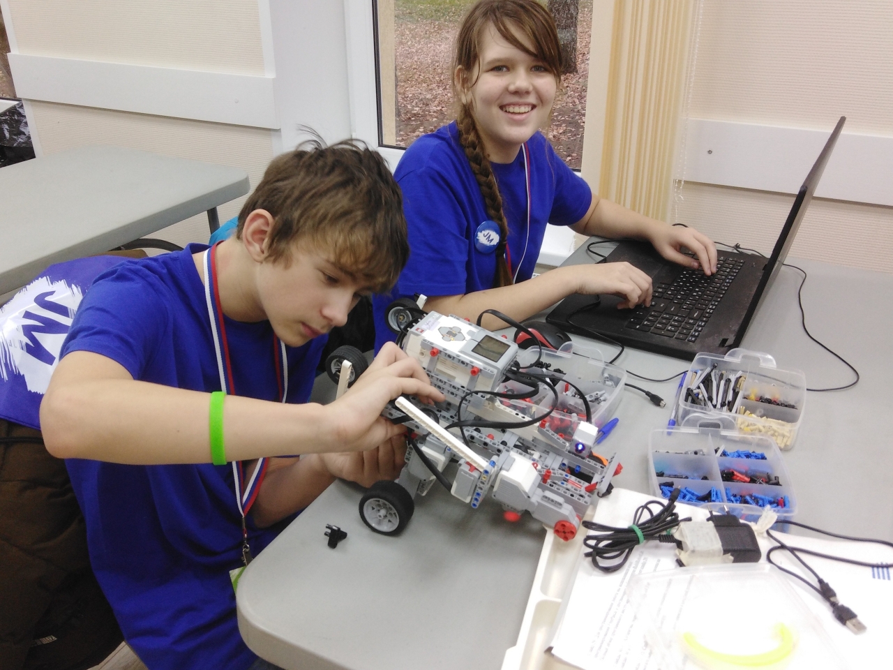 1 робототехника кто сдает. Робототехника для детей. Соревнования по робототехнике. Что такое робототехника для школьников. Школьники робототехника.